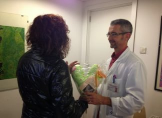 L’Hospital Sant Bernabé dóna coixins terapèutics a dones afectades per càncer de mama.